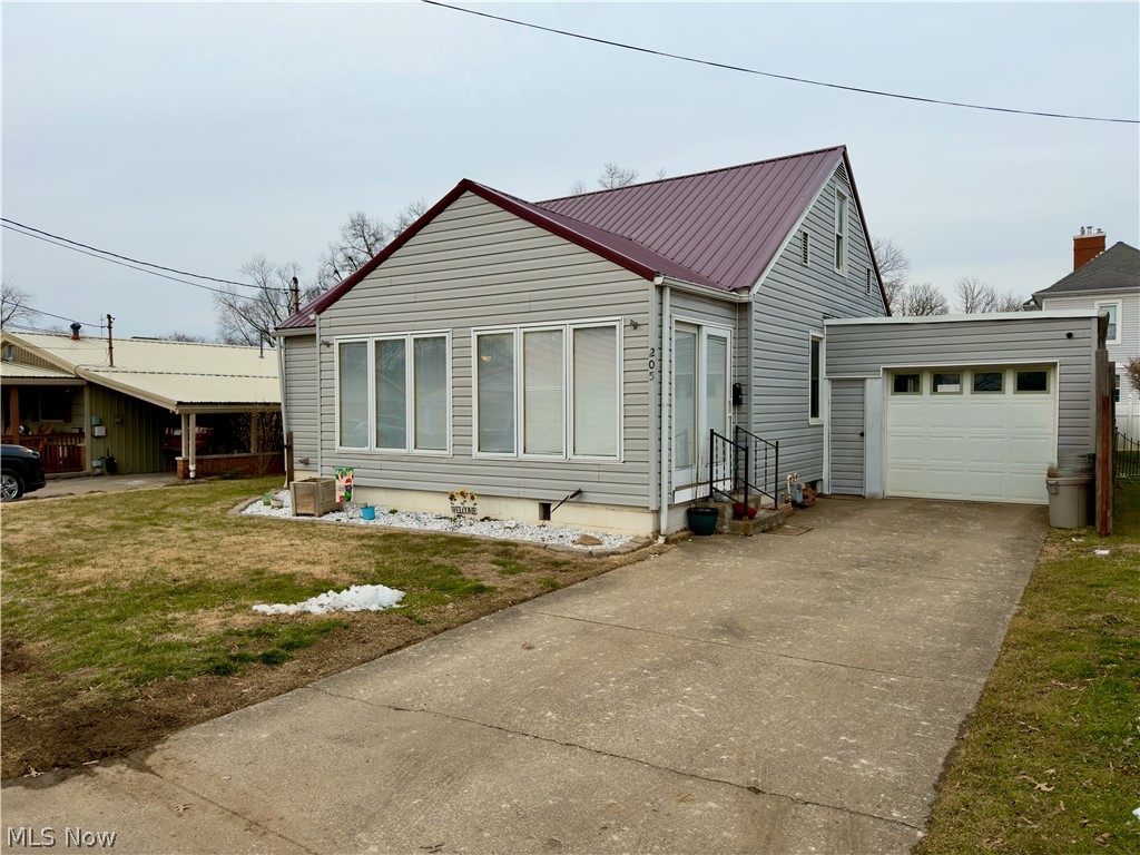 LABRADOR APPROVED!  Mechanically Solid. Glow-Up Worthy Location!

Not every great house is a staged-to-perfection flip.
Some are just honest, well-loved homes with the expensive stuff already handled.

This Vienna gem has had the big-ticket upgrades in place:

* Roof
* HVAC
* Siding
* Hot water heater
* Concrete patio
* Fully fenced backyard

Translation: the boring (and expensive) work is done.

Inside? It’s comfortable. Functional. Easy.
And yes — two black labs have happily lived here, so if you’re looking for pristine showroom flooring… this isn’t that. If you’re looking for solid bones and room to make it your own? Now we’re talking.

The fenced backyard is ready for pets, fire pits, or that “I’ll start gardening this year” phase. The new patio is already poured. The one-car garage with rear door keeps you out of the weather.

This is the kind of house first-time buyers build equity in.
The kind investors clean up and cash flow.
The kind practical buyers recognize as a smart move.

If you’ve been waiting for something affordable, mechanically updated, and full of upside in the country club area of Vienna — take your swing!
