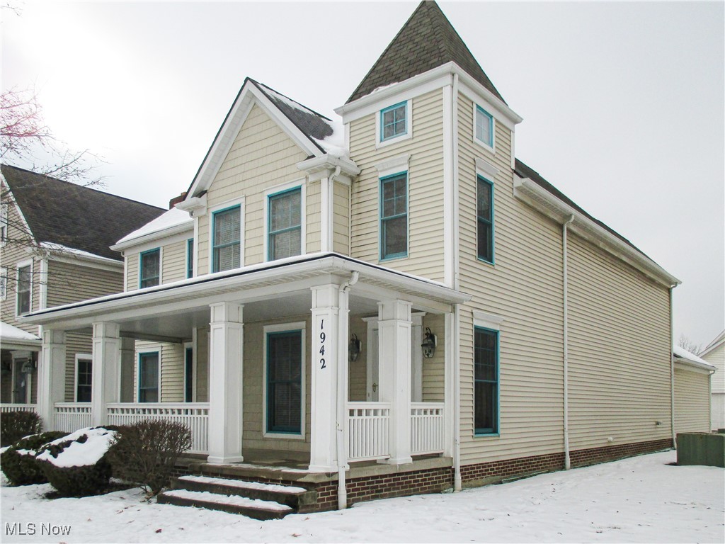 Rare single-family home in the Beacon Place/Church Square community. This home offers a spacious floor plan with a living/dining area, a kitchen with a breakfast/casual dining area, and a laundry room with storage. The 2nd floor has three bedrooms, including a large master bedroom with ample closet space and an en-suite bath. The 2nd full bath is shared between the other bedrooms. There is a two-car garage and a large, private, outdoor space. The home is within walking distance of Cleveland Clinic, the medical school, and the dental school. It is a short hop to University Circle, Case Western University, and University Hospital. Bus transport is a few steps away, with easy access to Downtown Cleveland. Please note: No pets!