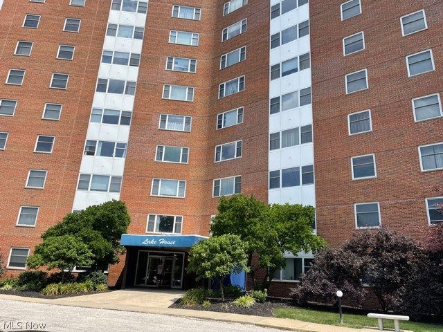 Check out this one bedroom condo located in the desirable Lakewood Gold Coast offering Lake Erie views, pool, exercise room, party room, hair salon, updated lobby, security staff on site, and amazing rooftop views.  Maintenance fees include all utilities except cable.  Call today for a private tour.
