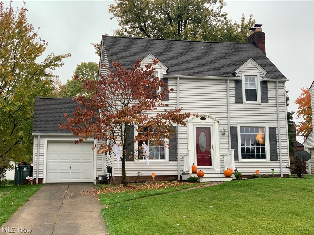 Beautiful Colonial in Market Heights. 3 bedrooms, 1 1/2 baths. Formal living room with hardwood floors. 1st floor office/den. Formal dining room. Nice size kitchen. Upstairs 3 bedrooms & bath. Fenced yard. Very well maintained.