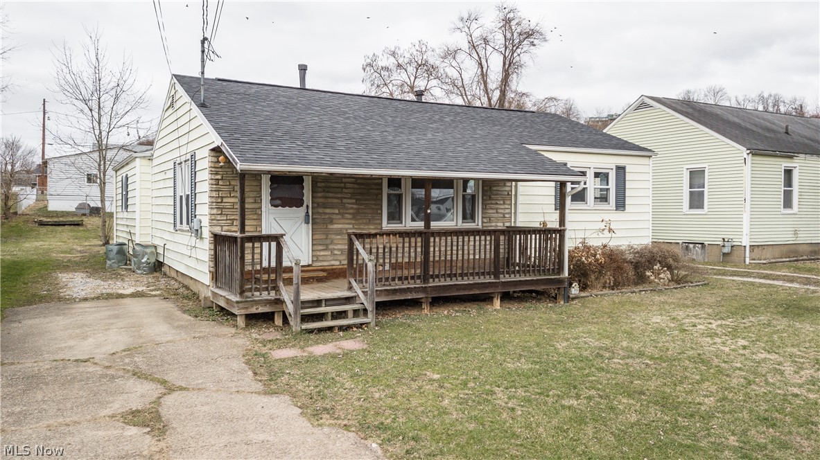 3 bedrooms and 2 baths, located on a quiet street in South Parkersburg. This home hardwood floors throughout most of the home and an awesome family room located off the back of the home and is a great space for entertaining. Home is located close to the public bus line and close to Corridor D.