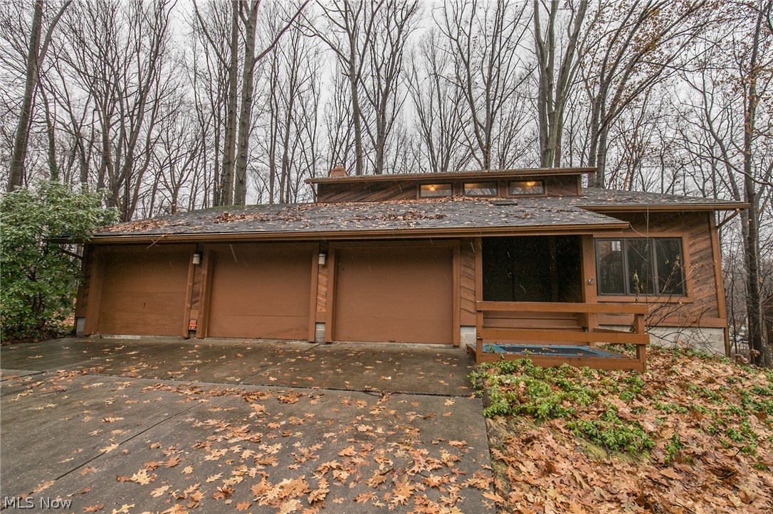 A 3 bedroom 2.5 bath contemporary home with a 3 car garage and finished walk out basement.  Some updates have been done.