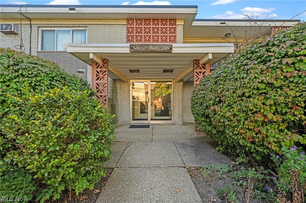 Well-maintained 1-bedroom, 1-bath condo located in desirable Golden Gate Villas. This move-in ready unit offers a functional layout with a bright living area, spacious bedroom, and full bath. The property is in excellent condition and has been carefully maintained.
Prime Mayfield Heights location directly across from Costco and surrounded by shopping, dining, and everyday conveniences. Hillcrest Hospital and major medical offices are just around the corner. Easy access to highways provides a convenient commute.
A great opportunity for owner-occupants seeking low-maintenance living in a highly convenient location.