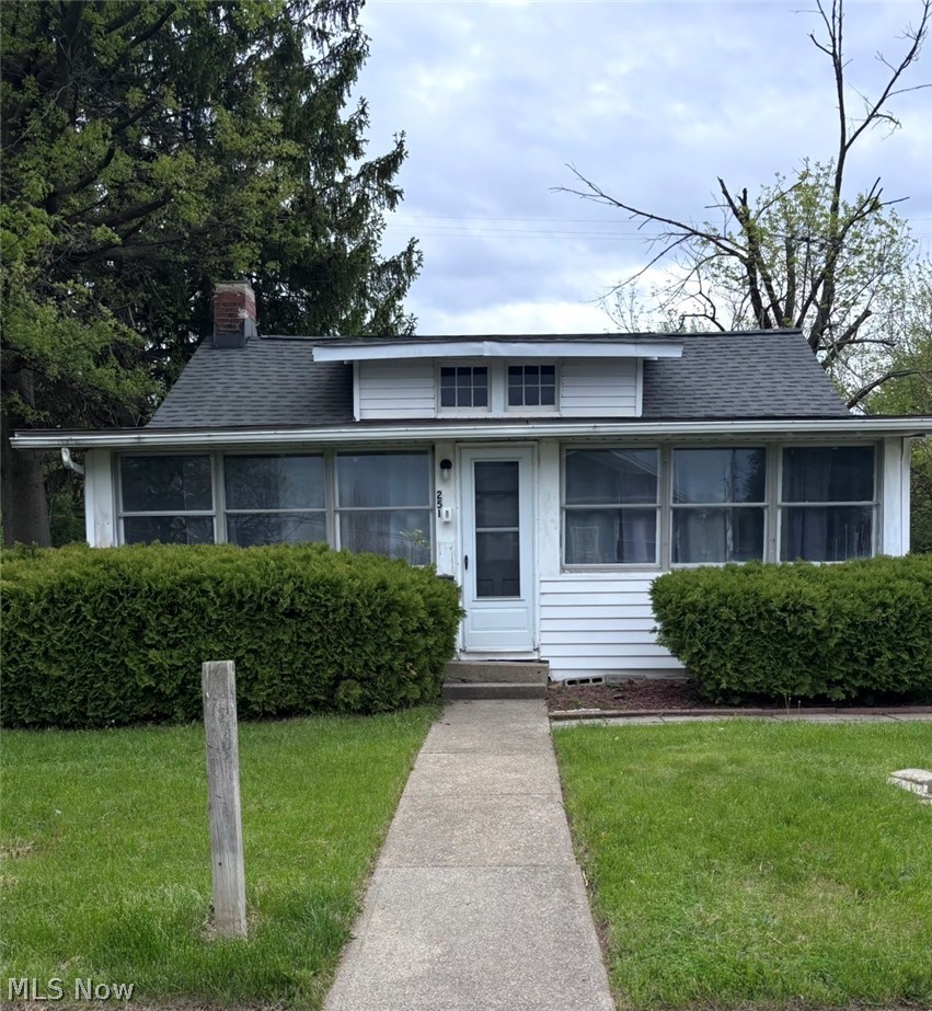 Charming 2-bedroom, 1-bath ranch offering hardwood floors, a functional one-floor layout, and great potential for homeowners or investors alike. This move-in ready home features a spacious living area, easy to maintain floor plan and the opportunity to add your personal touches over time. 

Perfect as a starter home, downsizing option, or investment property. Conveniently located near shopping, parks, schools, and everyday amenities in Euclid. 

Schedule your showing today.