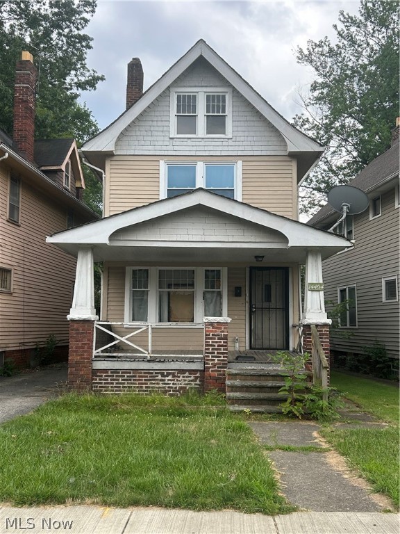 ATTENTION ALL INVESTOR come see this 3 bedroom 1 bath SFH located in the North Collinwood neighborhood. Property Needs some minor work. Additional features include a detached garage and a charming porch, enhancing the property's appeal and functionality. Proof of funds or pre approval required with the offer. Garage is condemned and back stairs are damaged please use caution. 
Contact us today to learn more and secure this prime income property!