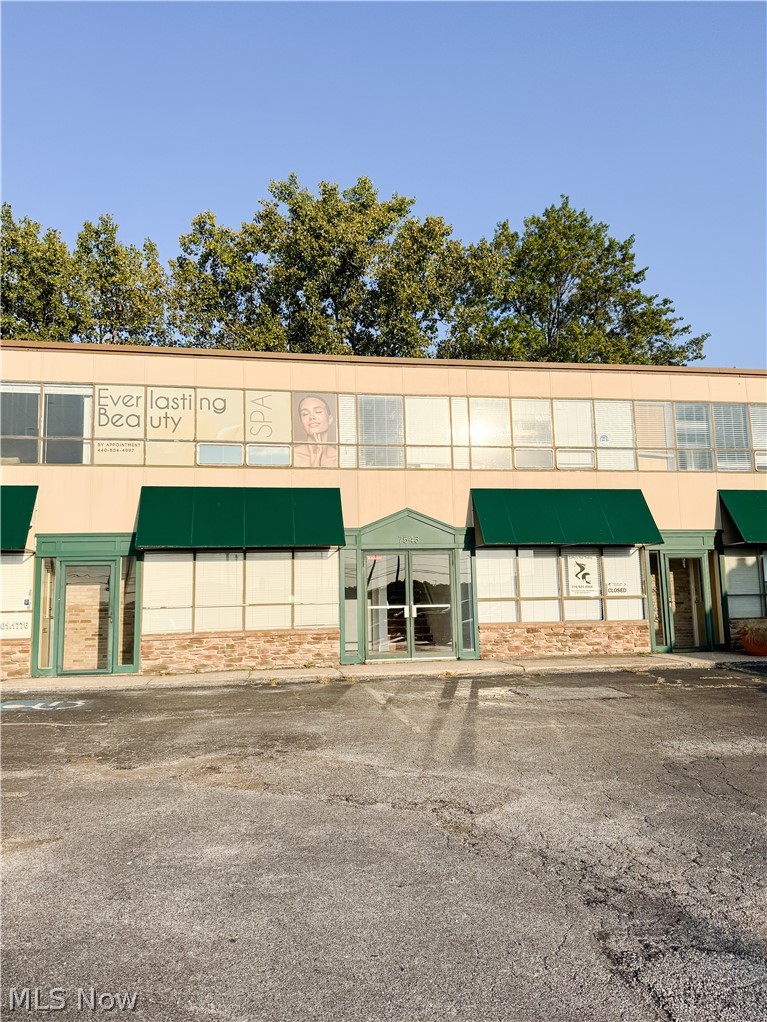 1000 square foot office location on the second floor. Great location and foot traffic. 3rd busiest intersection in Cuyahoga County.