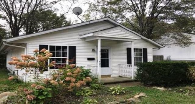 Great opportunity to buy this one story home built in 1973, located in
Painesville, OH and coming with 2 parcels of land totaling .287 acre (50x250).
The interior has 960 sq. ft. with 3 bedrooms and 1 bathroom.