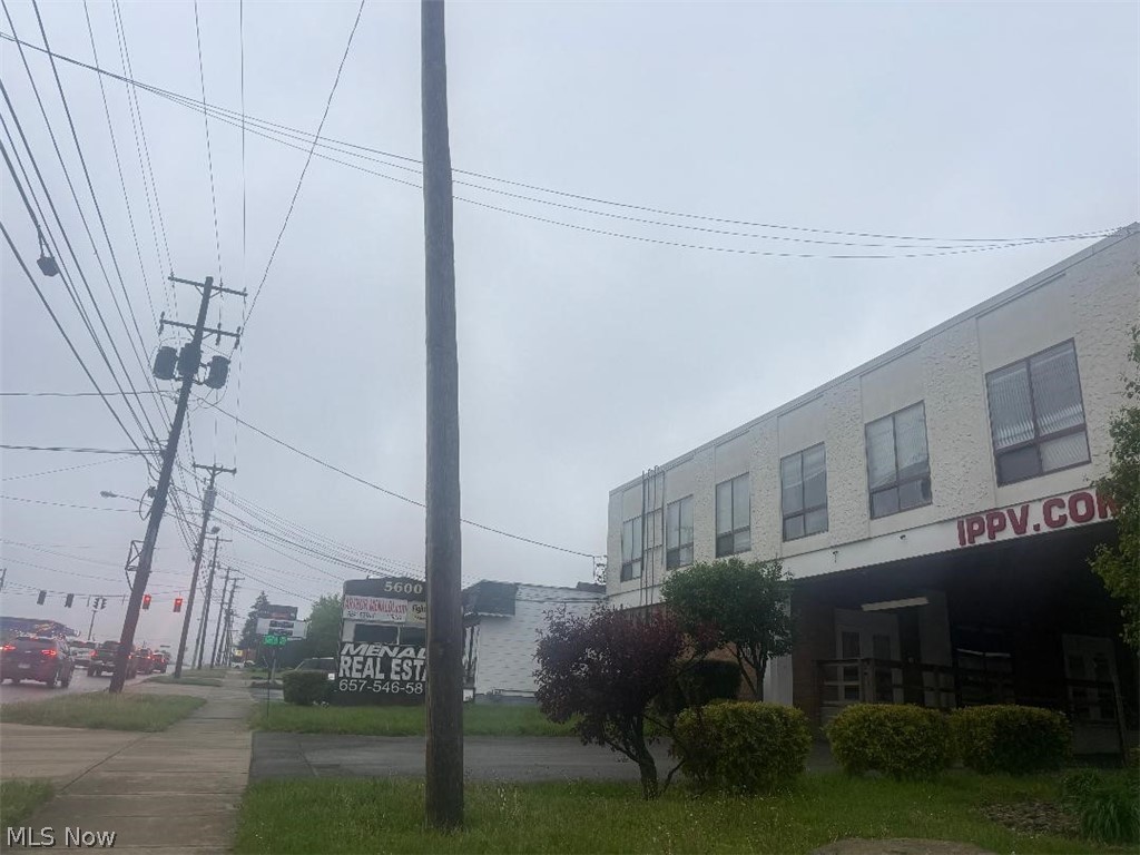 m?? FOR SALE – PRIME HIGH-TRAFFIC PROPERTY ??
?? 5600 Market St – Boardman Area

?? CASH BUYERS ONLY – NO EXCEPTIONS ??

This is a rare, high-visibility commercial location sitting next to a busy park with constant traffic flow — perfect for retail, gym, office, or investment play.

?? PRICE: $550,000 – SUPER DEAL
? Priced for a FAST SALE
?? High traffic = HIGH INCOME POTENTIAL

?? PROPERTY HIGHLIGHTS:

? Prime Market Street location
? Next to active park / strong foot traffic
? Excellent visibility
? Ideal for multiple business uses
? Strong long-term upside

?? TERMS:
?? CASH OFFERS ONLY
?? PROOF OF FUNDS REQUIRED BEFORE SHOWING
?? 4% FEE TO SELLING BROKER
? SERIOUS BUYERS ONLY – FIRST COME, FIRST DEAL

?? This will NOT last at this price.
If you have cash and are ready to move — contact now.