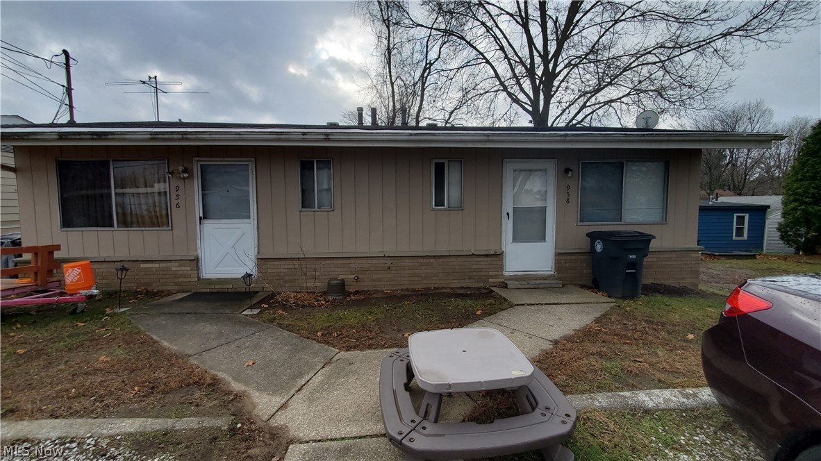 Investors! a 2 unit ranch, with one long-term tenant who'd like to stay. One new furnace & the roof is ~10-12yrs old.  This needs some rehab but priced to make the math work.