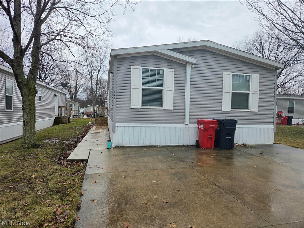 Welcome Home to 444 Westwoods in the Westwood Estates. Built in 2020, with 4 bedrooms and 2 full baths, this
manufactured home is sure to impress. The first thing you will notice is the open-concept floor plan, perfect for
entertaining guests. The kitchen has everything you'll need. Beautiful cabinets, subway tile backsplash, an island, and
a huge, walk-in pantry! The newer kitchen appliances stay, so all you have to do is turn the key. A laundry room is
conveniently located right off of the kitchen, too! The owner's suite is positioned with privacy in mind, and includes an
ensuite bathroom. Three additional rooms are perfect for raising a family, or allowing a ton of flexibility including a
home office, game room, or study. You have to check this one out. Call your favorite Realtor and schedule your private
tour today.