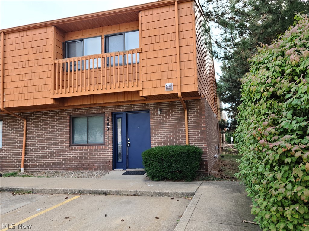 689 Carroll St Akron, OH 44314 is a newly remodeled end unit Townhouse with 5 bedrooms and 5 bathrooms of which 1 bedroom and 1 bathroom is located on the 1st floor and 4 bedrooms with attached bathrooms are on the 2nd floor with Jack & Jill style bathrooms between the bedrooms. Section 8 welcome.  On the 1st floor you'll be greeted into the foyer with new LVT flooring & flanking the hallway is the 1st floor bedroom with full wall of closets & a full bathroom across the hall. Midway down the hall is a fully applianced laundry room & utility room combination. Rear of the home is a HUGE Living Room with 2 large sliding glass doors to the rear patio & on the far end is the dining area & the fully applianced kitchen. There is off street parking in the townhouse community parking lots. The mailboxes are clustered & the community is on the Akron U Busline called the Roo. The property has an alarm system & the parking is lit and cameras for additional security. Rent includes the HOA fee for t