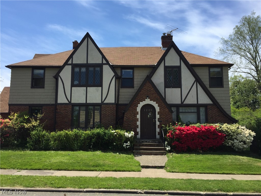 Enjoy this beautiful Colonial duplex with spacious 2 story unit with 3 bedrooms and 1.5 baths. Unit comes with basement access and shared garage.

ALL RENT RATES ARE PRICED FOR 24 MONTH LEASES. Contact our office for 12 month lease rates.