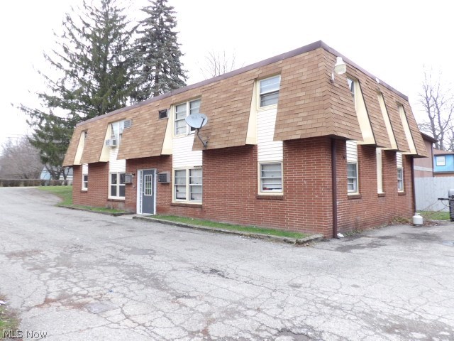 Charming,newly renovated 2 Bedroom, 1 Bath apartment located in Boardman!! Boardman Local School District. Covered parking, new carpeting,kitchen w/dining area &appliances, and washer/dryer in building.This will not last long MOVE IN READY! Monthly rent is $550.00 plus electric. Full deposit and first months rent required. No smoking permitted. MUST SEE!