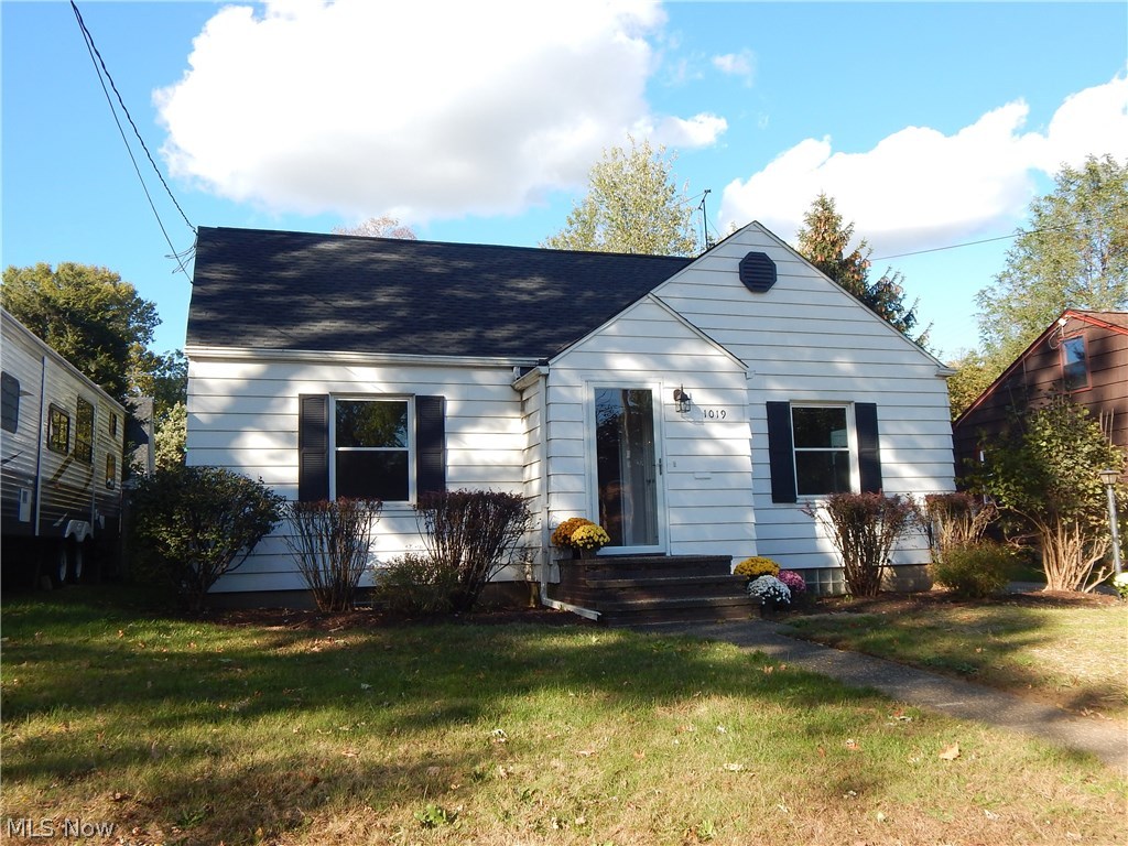 Adorable and Affordable!! Updated Island kitchen. Featuring fresh paint interior, newer floors, counter tops and much more. 
Enjoy the comfort of West Kent, near schools, parks and much more. Full size master bedroom on second floor, full basement. 
Two car garage, central air move in ready. Call to see today.