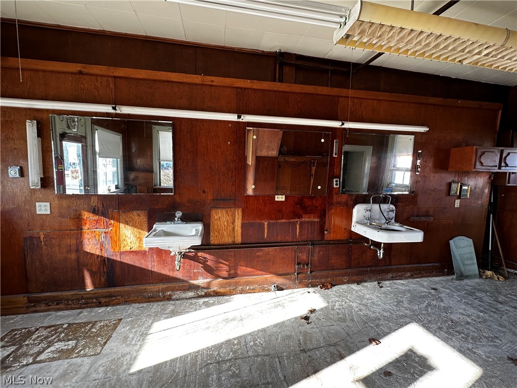 Village/Jefferson - Commercial Lease