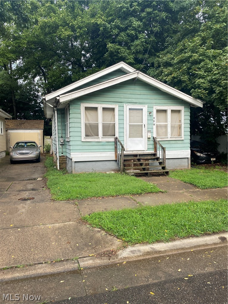 2 bed 1 bath located on a dead end close to Goodyear Headquarters.  Currently rented for $700.0 per month.  Tenant has lived in property for over 4 years and wants to stay if possible.