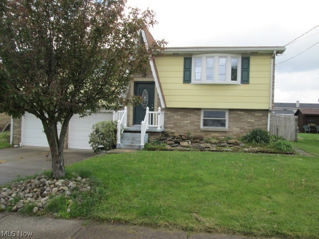 Split entry home with a family room and full bathroom in basement, above ground pool, 3 bedrooms, hardwood floors in bedrooms.