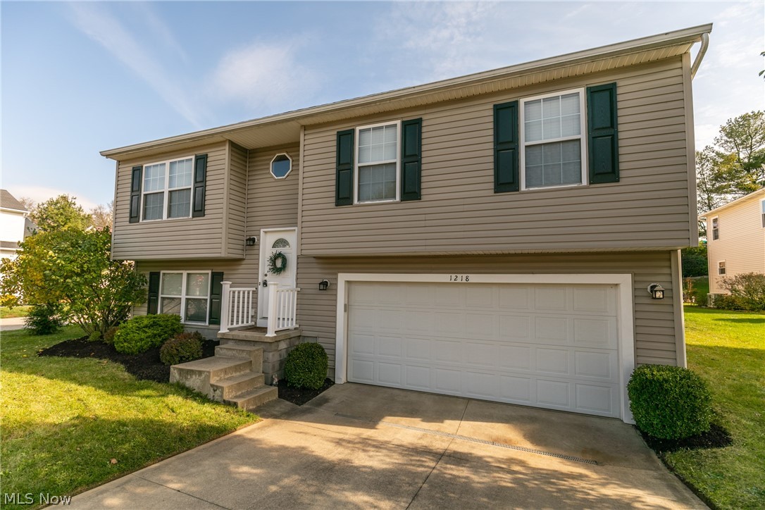 This spacious 3 bedroom bi-level has over 1400 sq ft of total living space.  With 3 bedrooms and 1.5 baths, this move-in ready home has a large living room with a fireplace, and a lower level family room/rec room.  There is a separate laundry room as well.  The open kitchen has an eating area, newer stainless appliances, and is wide open to the living room.  A large master bedroom has a huge walk in closet.  Each of the beds is spacious.  Enjoy all of the amenities that the Lakes at Brittany Pointe has to offer.