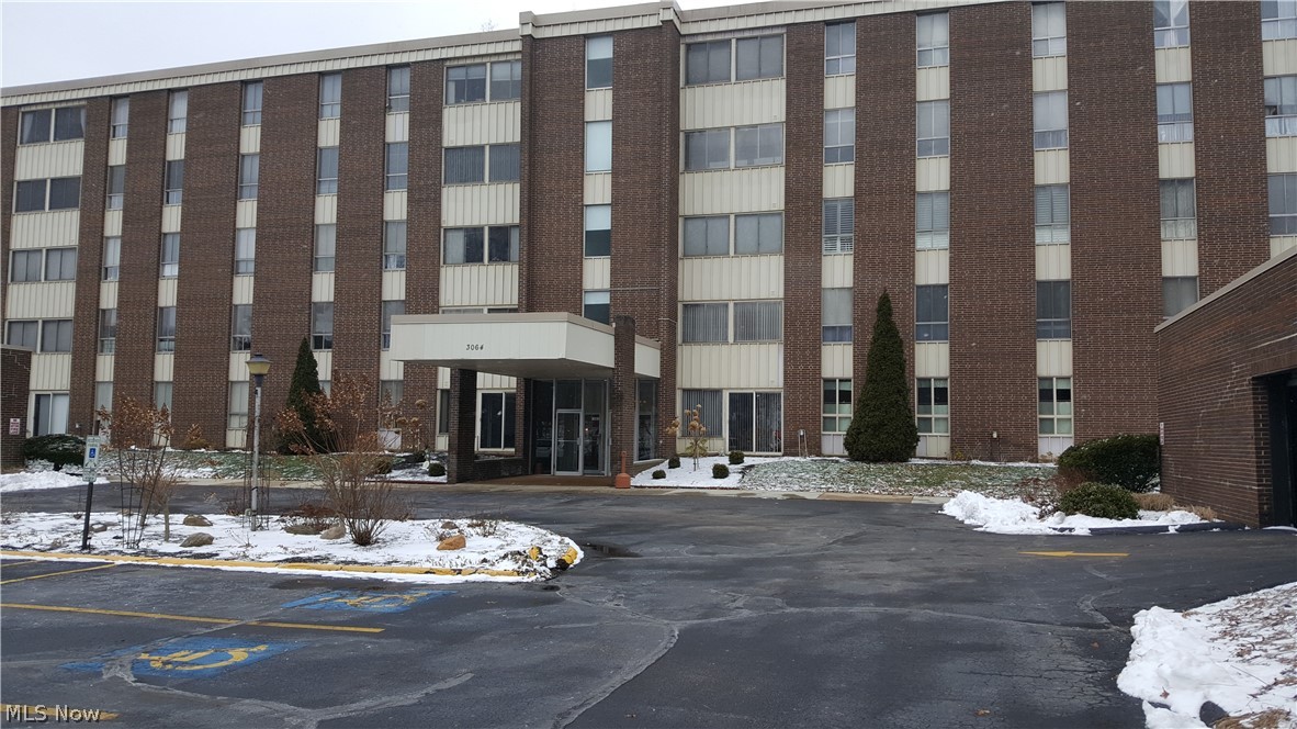 Dread mowing grass?  Available in the "D" building where all of the amenities are located!  Gorgeous views of the woods (Adell Durbin Park) from every window!  Beautifully updated full bath with walk-in shower & freshly painted (2017), garbage disposal, faucet & kitchen painted (2018), newer carpeting.  Nothing to do but move in and enjoy resort living.
Garage Space #184 Reserved.