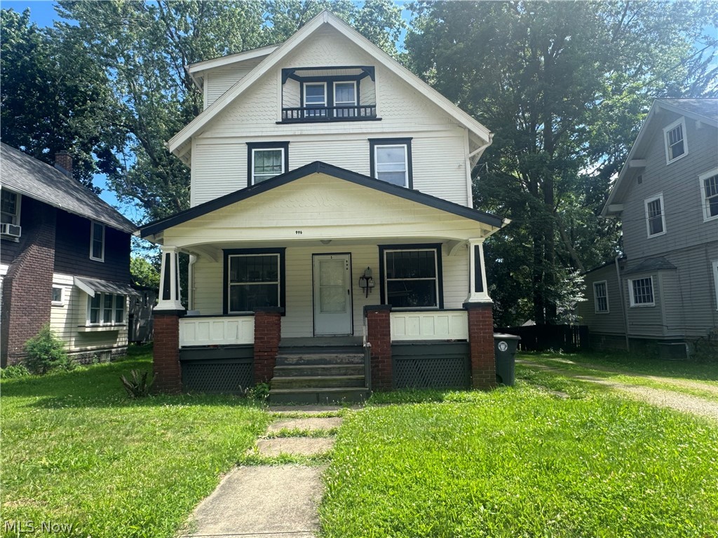 Investor Alert! Add this income-producing triplex to your portfolio. All three units are currently tenant occupied,
providing immediate cash flow. Units #1 and #2 rents for $1,500/month combined and Unit #3 rents for
$600/month. If you’re looking to expand your investment portfolio, this property offers excellent upside potential.
