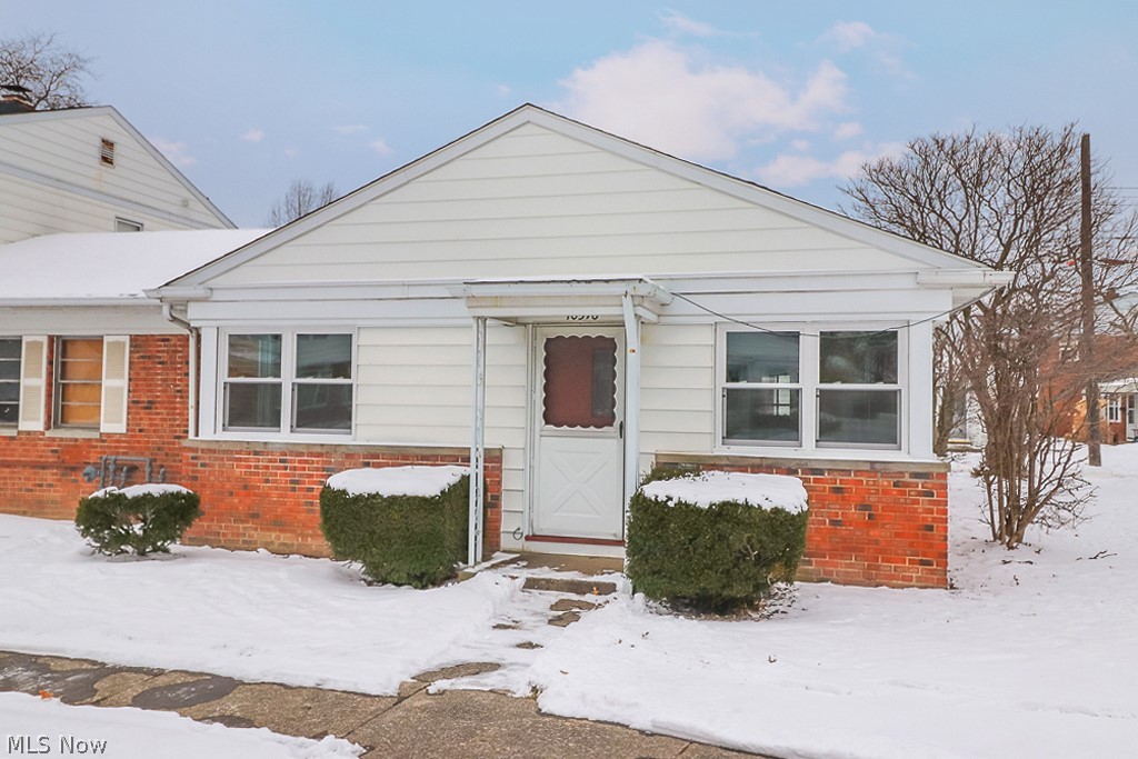 10376 Manorford #33, Parma Hts - Spacious 2 bed 1 bath condo! Must see! 

$750 rent / $750 deposit 
$25 application fee per adult 
1-2 cats OK with additional deposit, no dogs per HOA rules. 
NO CMHA / NO SMOKING 

Really incredible, recently re-done inside 2 bedroom 1 bathroom condo! Unit offers brand new carpeting and hardwood flooring throughout! Large eat in kitchen with stove & fridge provided for resident to utilize! There is in suite laundry hook ups for resident as well! Large living room and unit offers a formal dining area as well in an open floor plan. Do not miss out! 1 car attached garage with some additional storage space for resident! 

Resident is responsible for gas & electric utilities, and is responsible for snow removal that is under 2" - HOA covers lot snow removal for over 2" and lawn care.