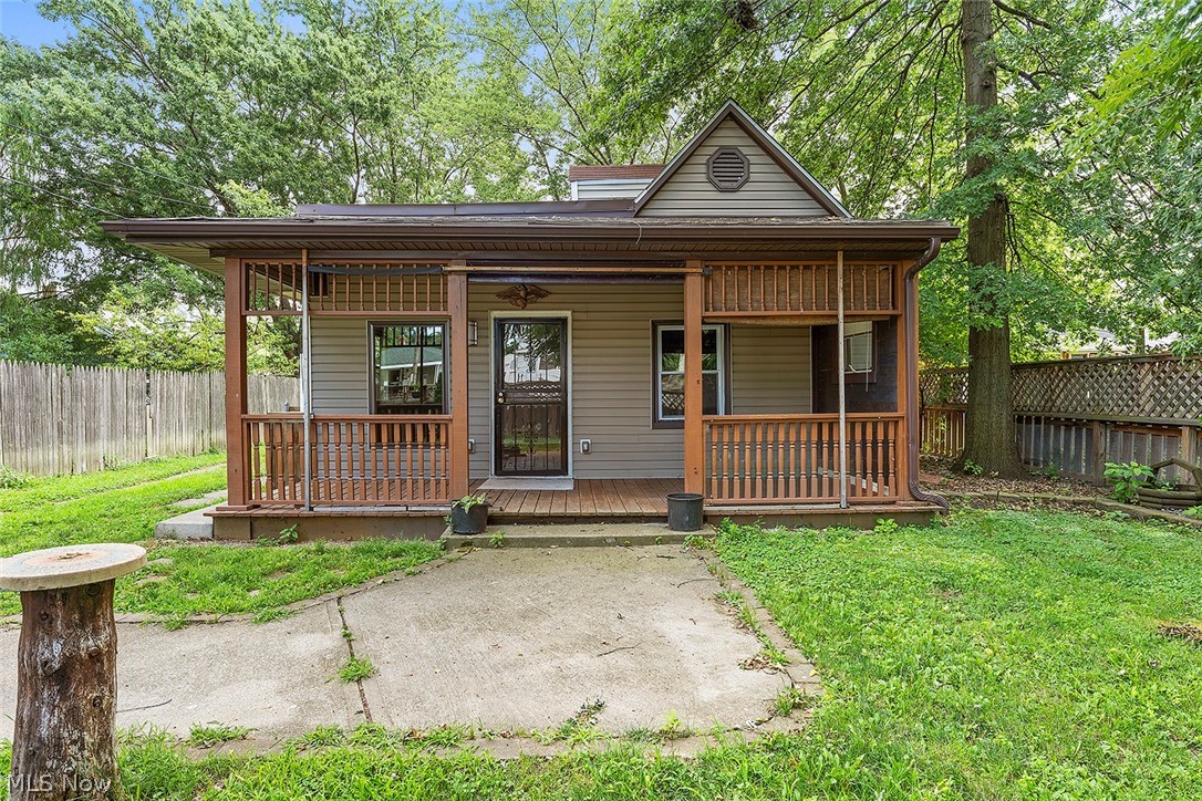 13611 Kirton Ave, Cleveland - 1 bed 1 bath home! //

$995 rent / $995 deposit //
$49 application fee per adult //
NO SMOKING //
1 time $129 non-refundable set up fee paid at lease signing //

$30/month required resident benefit package; can include personal property/liability insurance for an additional $5/month for $35/month total //

All applicants are required to fill out a PetScreening application, found on our website/app before being processed. Even if you have NO pets - this app must be filled out. 1-2 pets OK w/ approved PetScreening & PetFee (Some breed restrictions apply). 1 time, non-refundable pet fee of $200-300 per animal applies to all pets & must be paid prior to or when you pay your 1st month rent. (No fee for qualified assistance animals) //

Our application is processed through secure site: Findigs. They require ID & income verification. Without this, your app will not be processed. They offer 24/7 chat support on their app directly if you have any questio