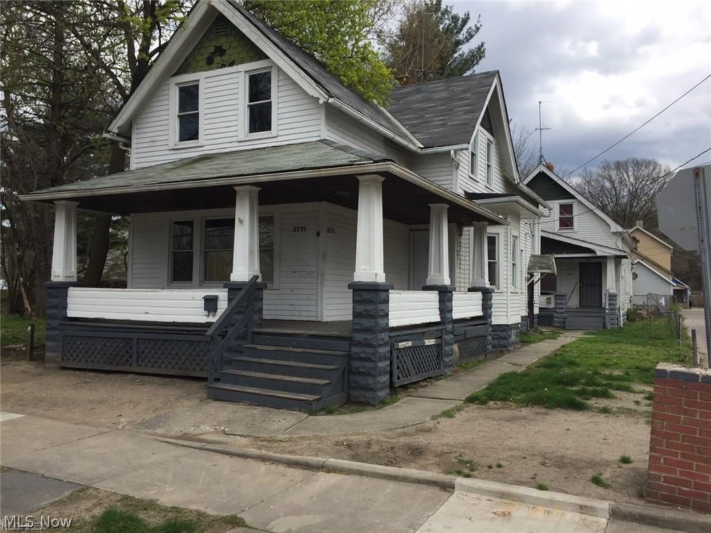 Two Houses on one lot. Great Cash Flow! A Great Investment!