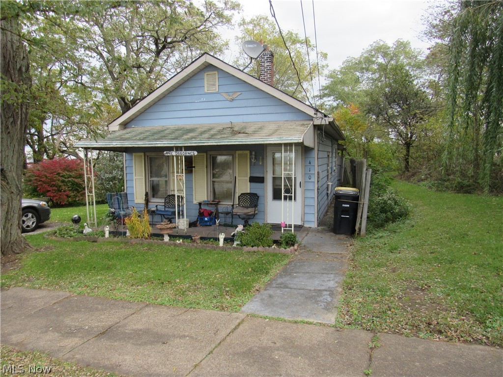 Located on a dead end street overlooking the Pinney Docks and Lake Erie. This humble ranch has 3 parcels, 2 bedrooms and 1 bath. There currently is a long time tenant residing in the home and would like to stay. If you are interested in viewing a 24 hour notice is needed. The possibilities and your vision are waiting for you for this property.