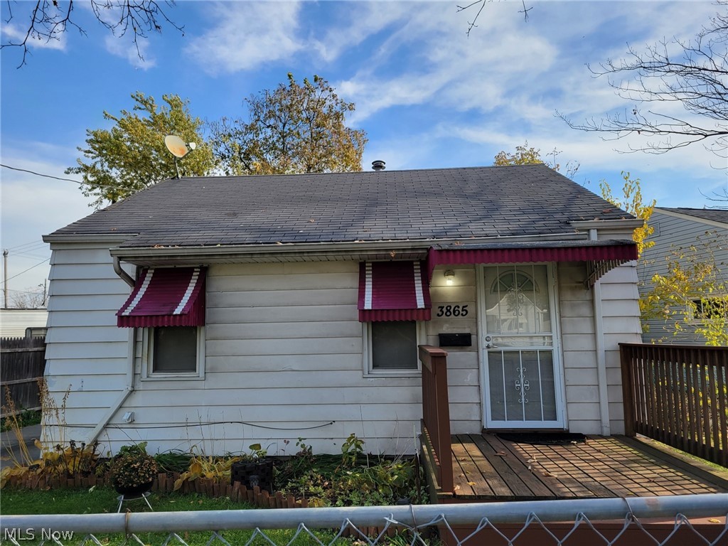 Cute and updated! Don't miss your chance to own this affordable ranch home with fenced in yard and kitchen appliances (stove and refrigerator)
Nice back yard and storage shed are an added bonus!
Call your favorite Realtor today and schedule your private showing!