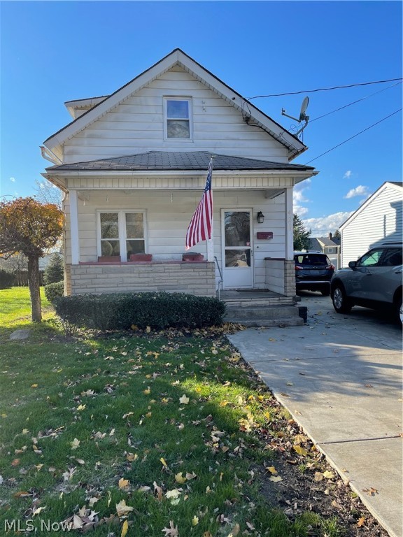 Welcome home!! This cozy home has newer windows throughout that flood the first floor  with a ton of natural light.  This home has a ton of potential and with a little TLC can be yours.  Owner is selling home AS IS.