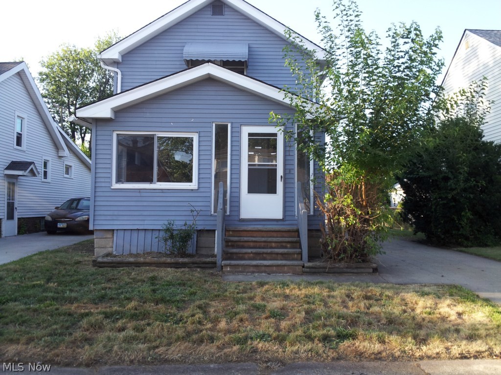 Great opportunity!!  Needs very little work.  Cozy, single family home with 3 bedrooms, 1 bath and over-sized 2 car garage.  Newer carpet & interior paint.  Enclosed front porch, nice backyard with a large wooden deck for entertaining.  Excellent for first time homeowner or investment opportunity. Sold AS-IS. 
Buyer to assume all city violations.