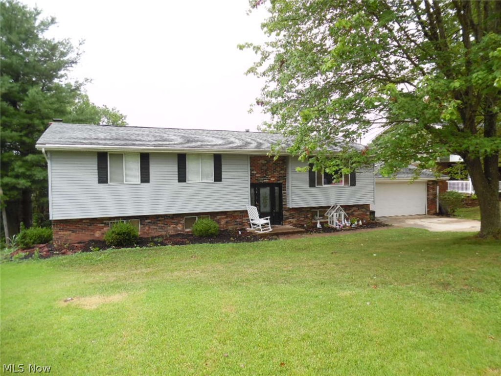 Beautifully renovated home on a quiet cul-de-sac location with an acre lot. New stainless steel appliances in 2015 with 3 year warranty remaining. All rooms on both levels are very spacious.  Putnam Elementary School.  Volume 584, Page 919.