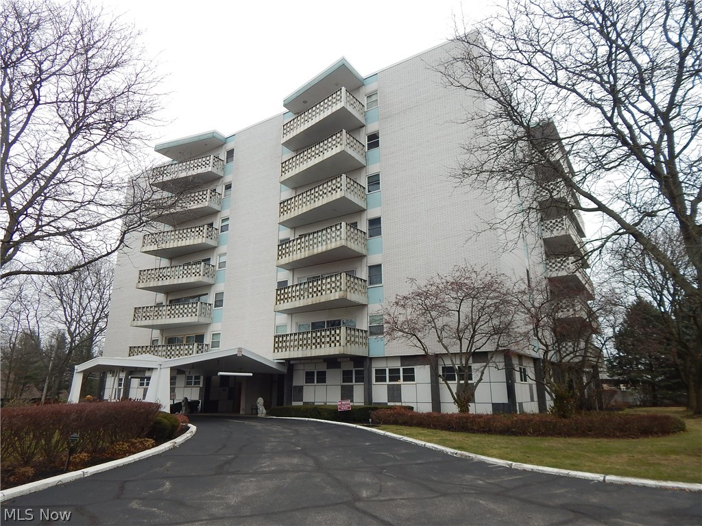 Fabulous opportunity to rent first floor unit @ the Carlton House Property. Large living area, dining room, featuring oversize bedroom. 
Enjoy the fully appl. kitchen, Oversize bathrooms for all your convenience. Shared laundry/storage with one other tenant. 
Covered parking, Common area for gathering at lobby Room.