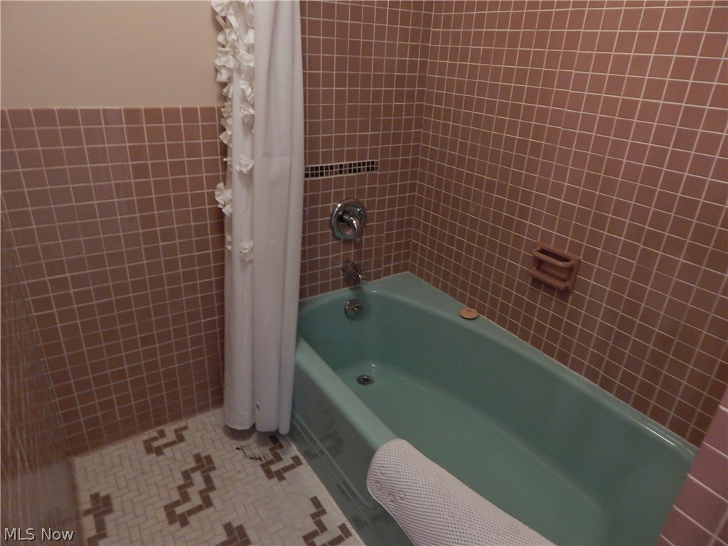 Carlton House Condo - Residential Lease