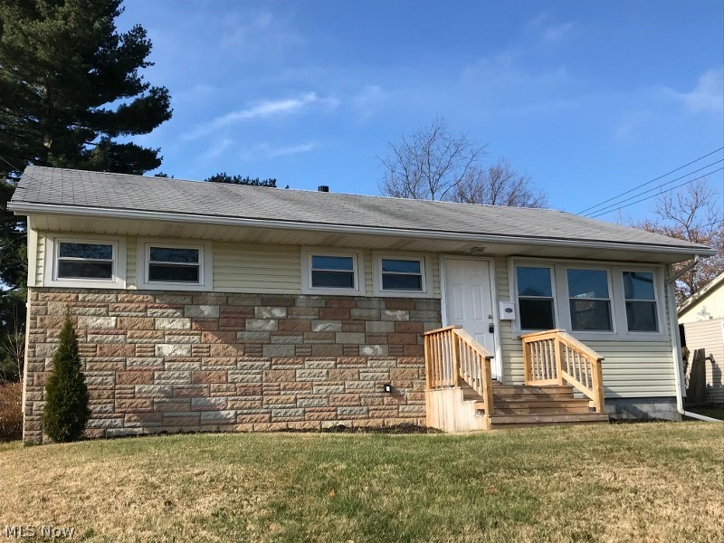 Move in ready ranch. New appliances, flooring, bath, ktichen, furance and A/C. Full basement could be finsihed for addition living space..
Nice location close to schools and shopping.. This is real find.. Be in for Christmas!!