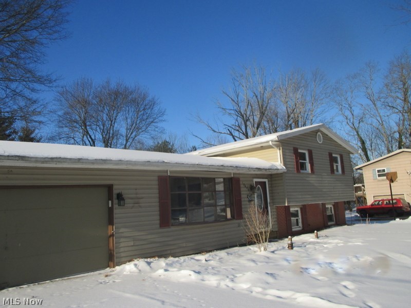 3 bedroom split level located in Canal Fulton. Country like setting but still close to all your daily needs. Just needs some finishing touches to make it your dream home.