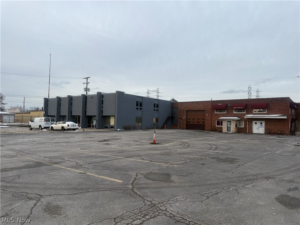 Functional 3,500 sq. ft. warehouse space available for lease in Brooklyn, Ohio, ideal for storage, distribution, contractors, or light industrial use. The space offers a flexible layout with convenient loading access making it perfect for businesses that need efficient storage and operational space. A great opportunity for companies looking for an affordable and well-located warehouse in the Brooklyn area.