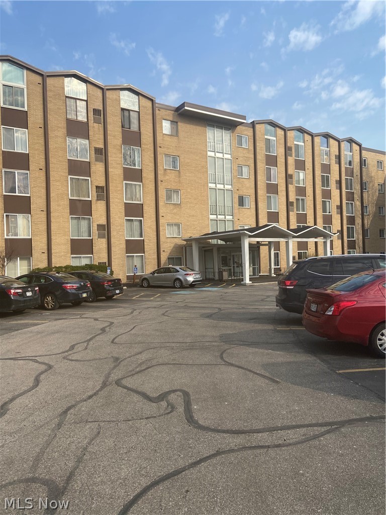 Fresh 2024 updates throughout, this bright two-bedroom, one-bath condo in North Olmsted is completely move-in ready. Beautiful finishes, open layout, low maintenance living, and a great location make this the perfect choice for first-time buyers or downsizers. Schedule your showing today!