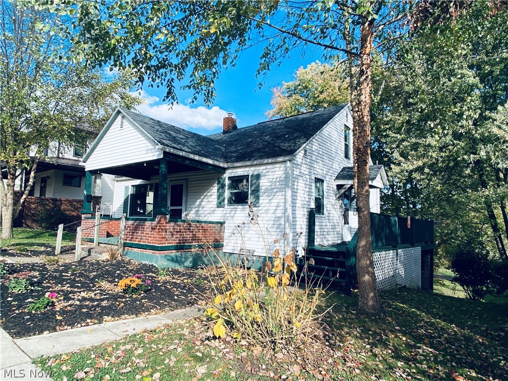 Adorable 3 bedroom bungalow on north-end w beautiful hardwood floors throughout, updated windows, kitchen, & furnace , full walkout basement, lovely wood deck overlooking large backyard & paved alley access to backyard. Conveniently located near city park, duck pond, ball diamonds, tennis courts, swimming pool, basketball courts, & schools.