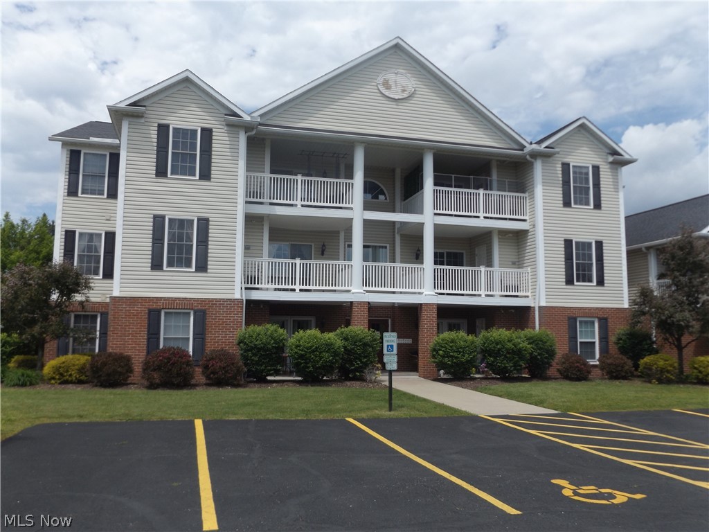 Totally remodeled, this move in ready condo is located in the heart of the Uniontown and Hartville area.   On the second floor, this condo has efficient utility bills.
2 bedrooms with ample closet space.  Laundry is off the main hall. Washer and Dryer included.  Enjoy the convenience of 2 full baths.  $195 monthly fee.   2 cat limit.  No dogs allowed. No subleasing. Not FHA approved.