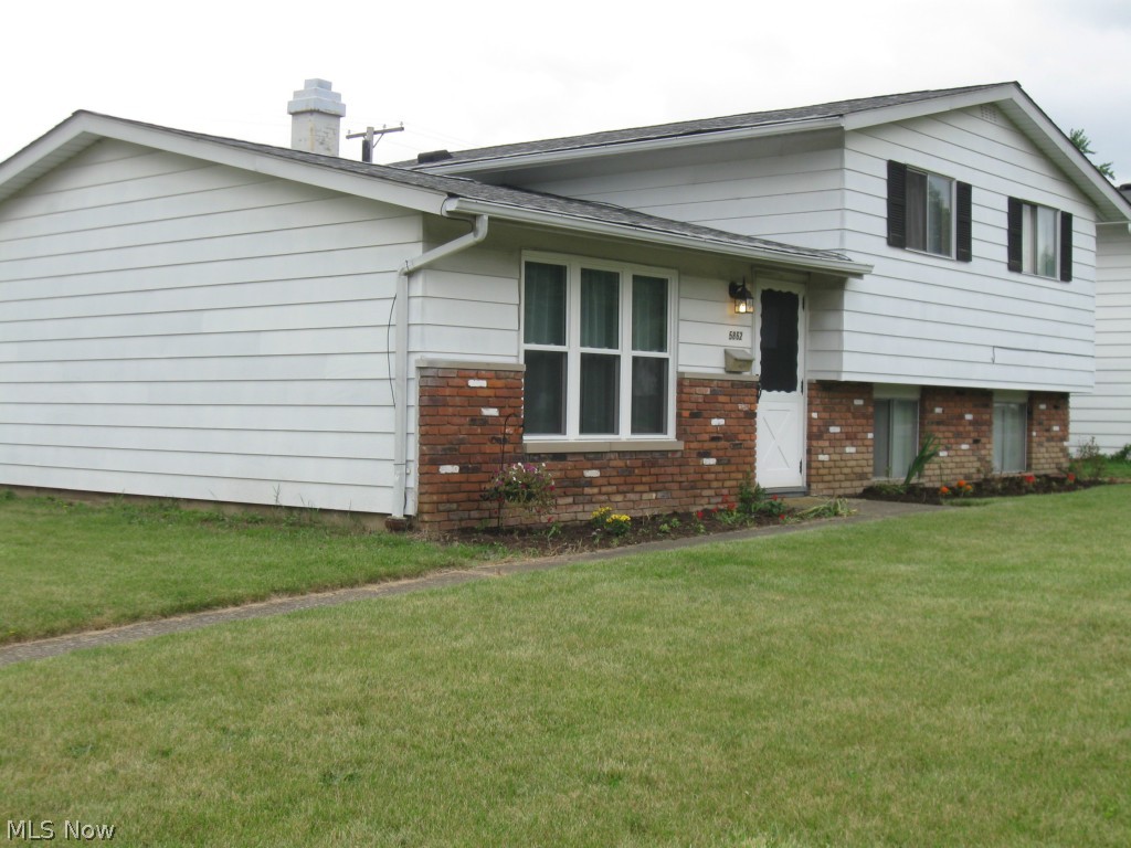 Adorable aluminum-sided and brick split level offers 3 bedrooms ,2 full baths, modern kitchen, cathedral-ceiling living room and separate family room! Kitchen includes all appliances and has been remodeled in 2013 to include new raised-panel hickory cabinets with crown molding, countertops, range, micro and wide plank laminate flooring. Dinette opens to living room so table can easily expand for guests! New windows on main floor and upstairs bath; new high efficiency HVAC, all new Living room stair carpeting and laminate flooring in 3rd bedroom. Updated ceramic tile in upper bathroom. Modern paint colors; CO detector/smoke alarms; spacious lower level family room provides additional living space. Separate utility room has laundry area with double wash tub, storage room and access to yard. Convenient highway access! Home warranty provided by sellers for buyer's peace of mind.