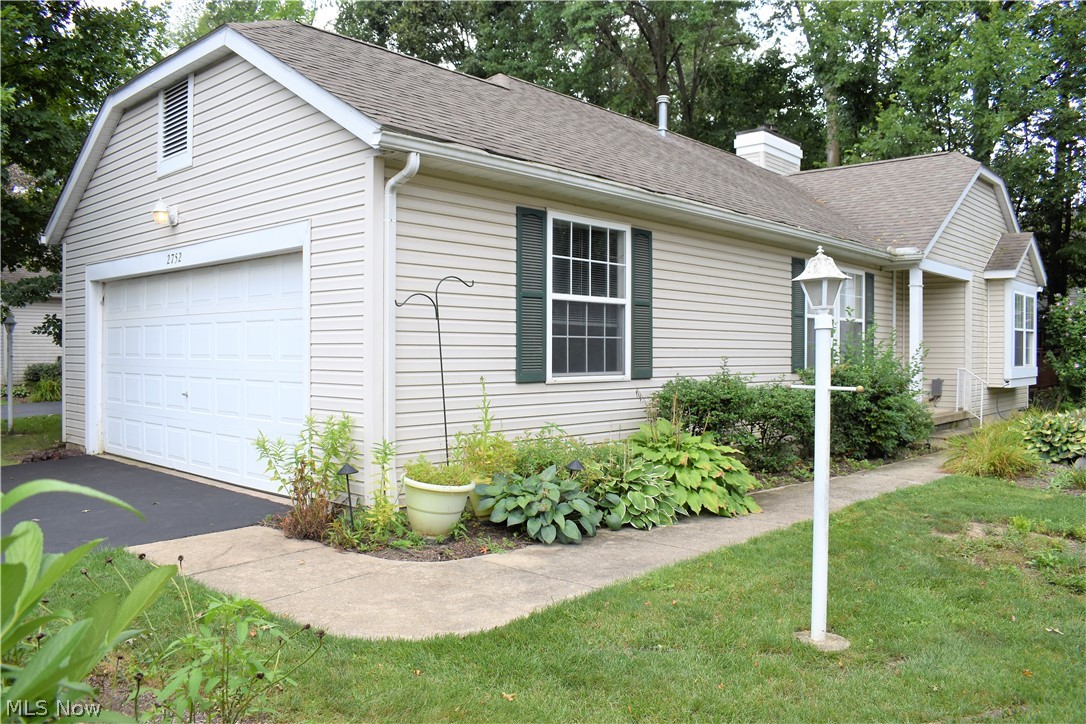 Desirable one floor ranch style end unit condo with a great floor plan in Woodbury! This home features a large open living space that centers around the a  great room that has a vaulted ceiling, bayed window with bench seat and a gas fireplace. The great room then opens into a dining area that leads to a nice composite deck overlooking a treed back yard. Kitchen with breakfast bar comes with all appliances and has plenty of counter space. Spacious owners suite has a vaulted ceiling with a walk in closet and private bath with a huge step in shower. The full basement  has a large finished rec room, an additional half bath and a large storage area! The attached two car garage, first floor laundry room, perineal gardens, fresh paint and 2.5 bath's makes this a must see!