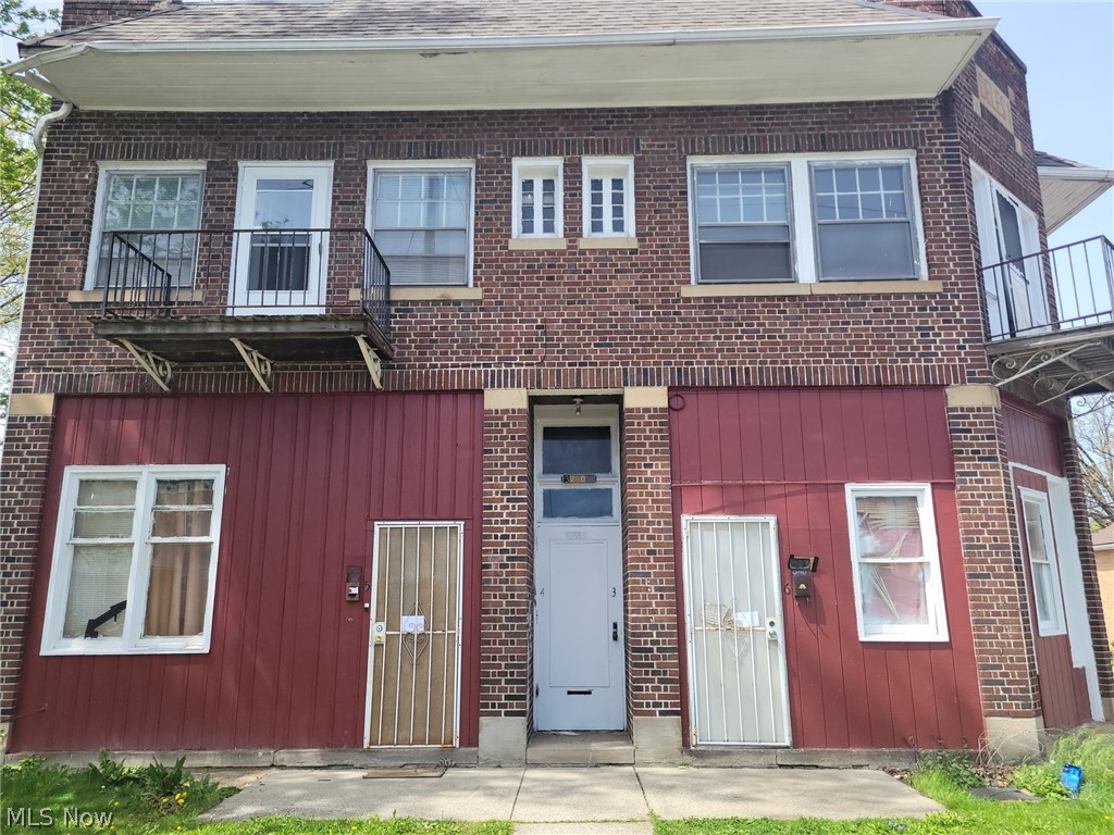 Six unit investment opportunity with strong potential, Property Requires renovation.
Ideal for investors looking to add value to their investment portfolio and increase the rents. Great bones, 3 units occupied, 3 vacant units. 2 Large 3 bedrooms 
2 large 2 bedrooms 2-1 bedrooms