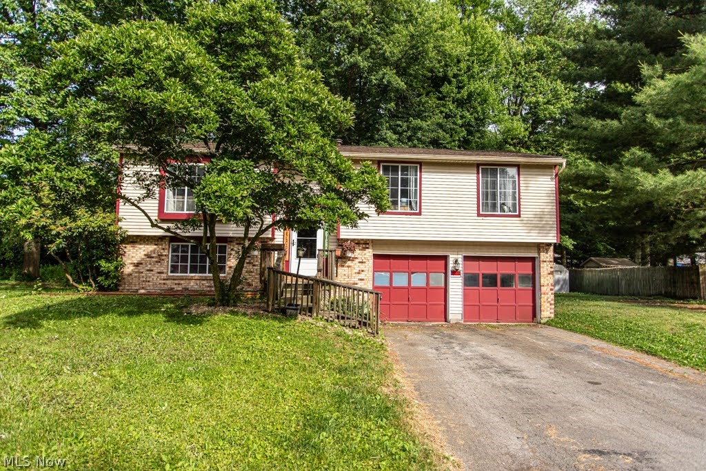 Potential like no other! This Howland home as great potential with a little TLC. This split-level home has 3 bedrooms, 2 bathrooms, a living room and family room on a large, wooded lot.  If you enjoy some privacy and woodland views this spacious split level should be on your list.  Whether your looking for move in ready or a fantastic platform to expand your creativity this house is for you.
This home does come with a APHW Home Warranty!