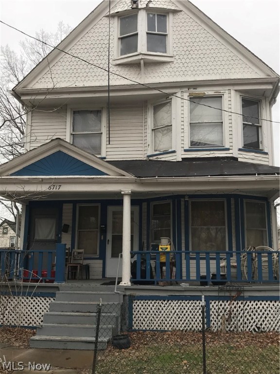 Tons of potential in this duplex. Please bring it back to life. Great area, great investment