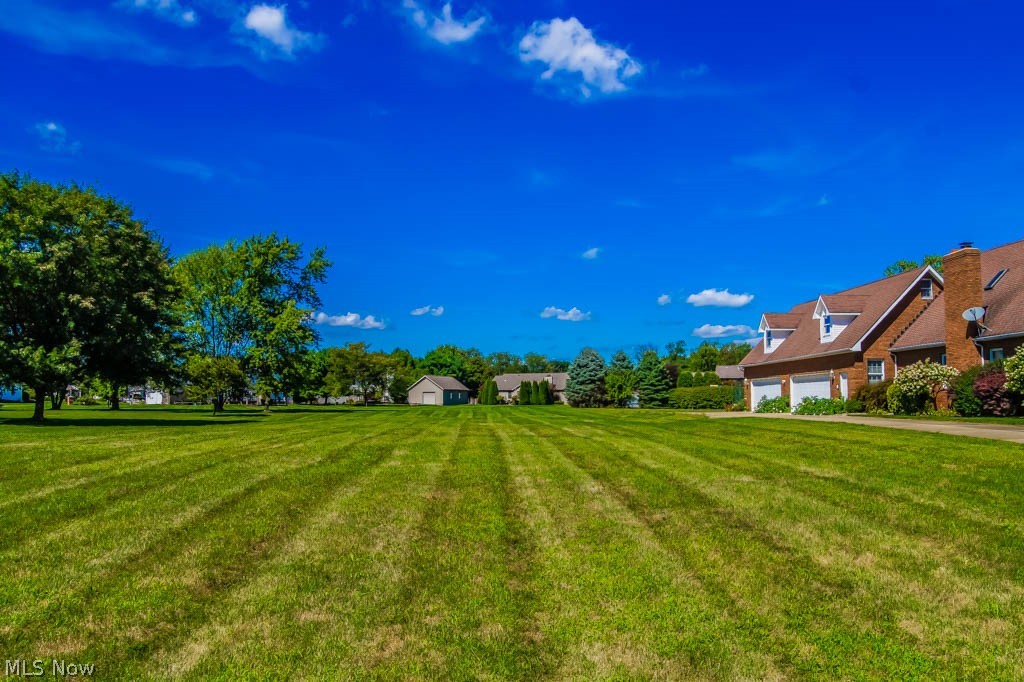 Build your dream home on this stunning, 1-acre parcel! Situated in a gorgeous low-traffic neighborhood. Don't miss out!