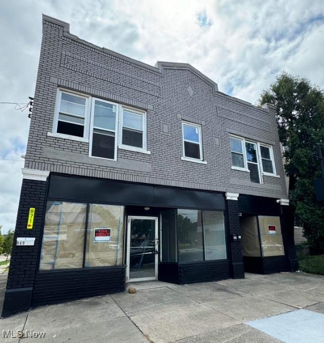 871 Brown St Akron, OH 44311 is a commercial retail space just waiting for someone to choose the floors and move in. Traffic count per day at last count was 6,400 per AMATS Website. This is an open space with room for you to set your product your way. There is storage, a bathroom and a basement. Tenant will be responsible for utilities and must sign a 12 month lease.