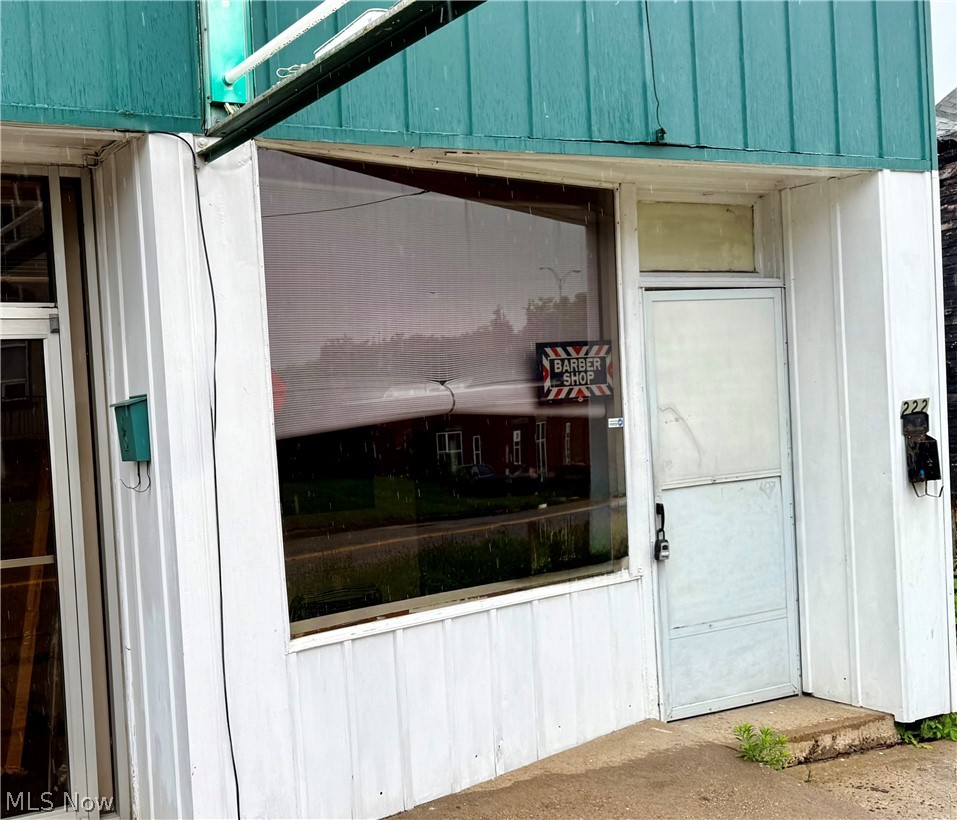 Cute little office, formerly a Barber shop for the last 40 yrs per owner. Barber retired in June and is leaving his set up if a new barber would like to take over. Perfect for Booth rent if a beautician wants to relocate their business. $550 Per month. Tenant pays all utilities including trash. Owner Would like a long term lease.
