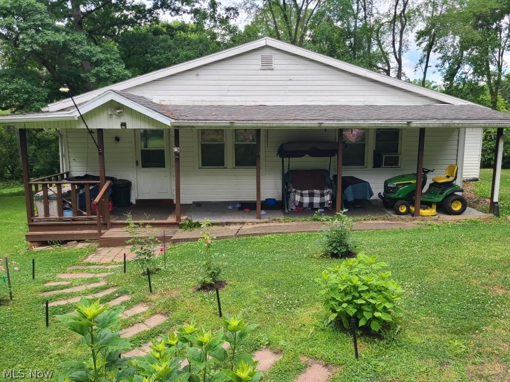 6.8 acre property featuring 30x40 pole barn, 3 bedroom ranch with large kitchen, dining room and family room with bonus front room. Full basement with newer furnace. 

Cash or conventional, NO FHA

  24 hour notice to show currently tenant occupied