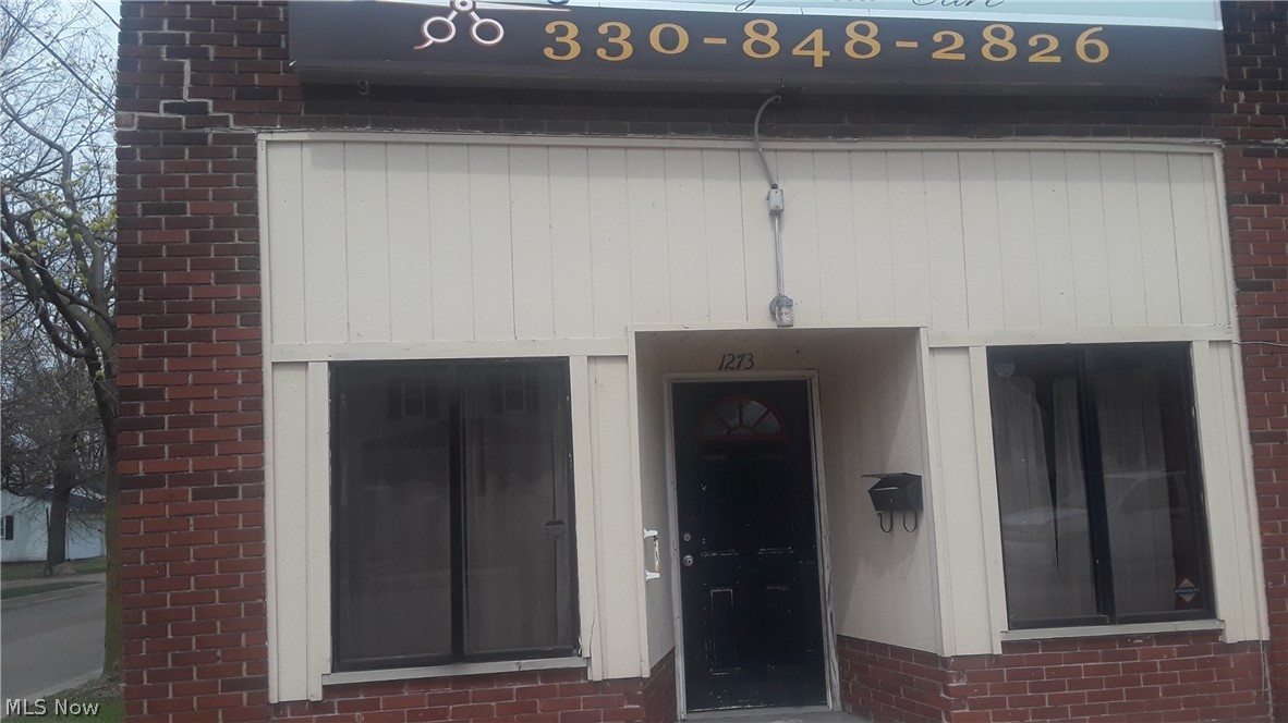 Looking for creative business owners that can benefit from a small strip plaza in a residential neighborhood. End unit of the five unit strip plaza. Location offers parking, store front window, ready to move in condition, curved receptionist desk if wanted, semi office area, storage area in basement, and private entrance for employees. Plaza is located in residential area with many rental units, corner  market, a drive thru, heating and cooling business, and print shop near by. Owner may be willing to help with needed business equipment depending on the need.